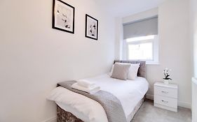 Modern Harrogate Centre Apartment